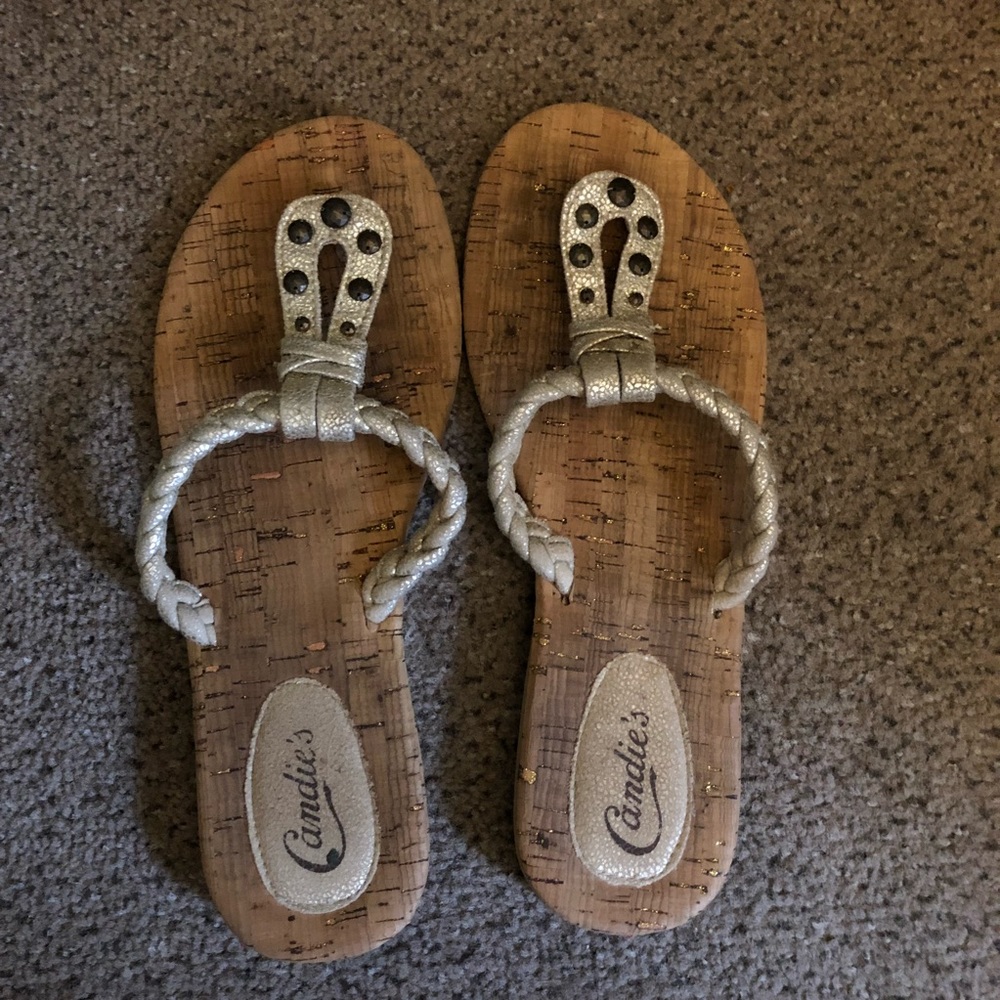 ~BARELY USED~ Tan & Silver Flip Flops💞